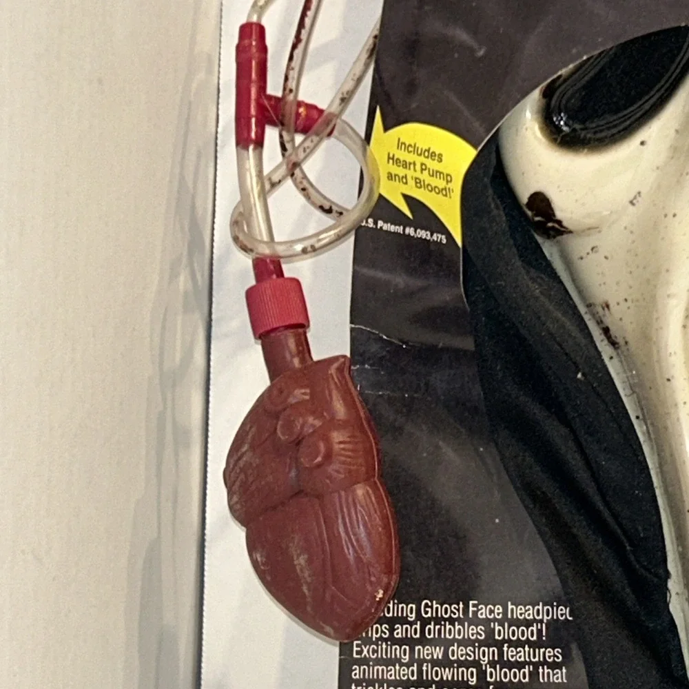 Vintage 1997 Scream‎ Ghost Face Bleeding Halloween Mask with Blood Heart Pump C2